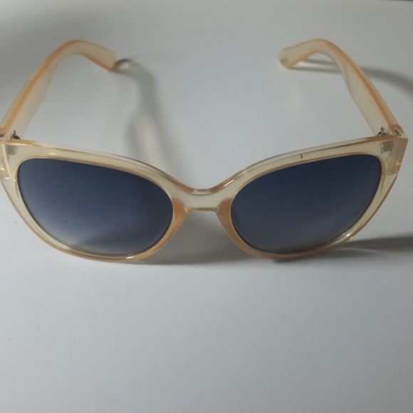 Fashion Sunglasses, light colored frames - Picture 3 of 6